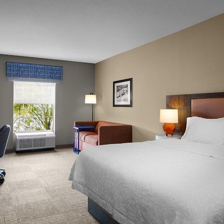 Hampton Inn & Suites State College At Williamsburg Square Екстериор снимка