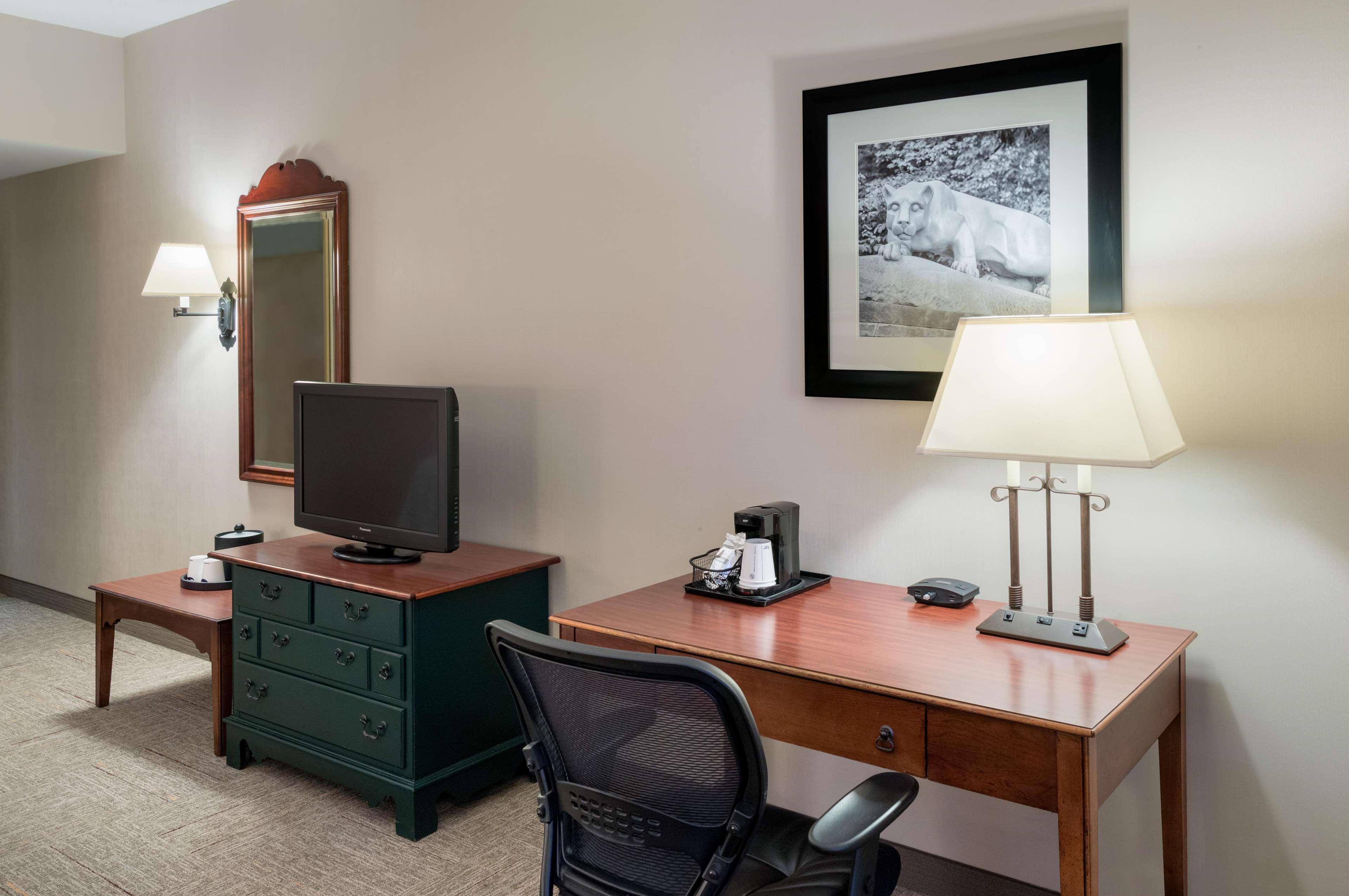 Hampton Inn & Suites State College At Williamsburg Square Екстериор снимка