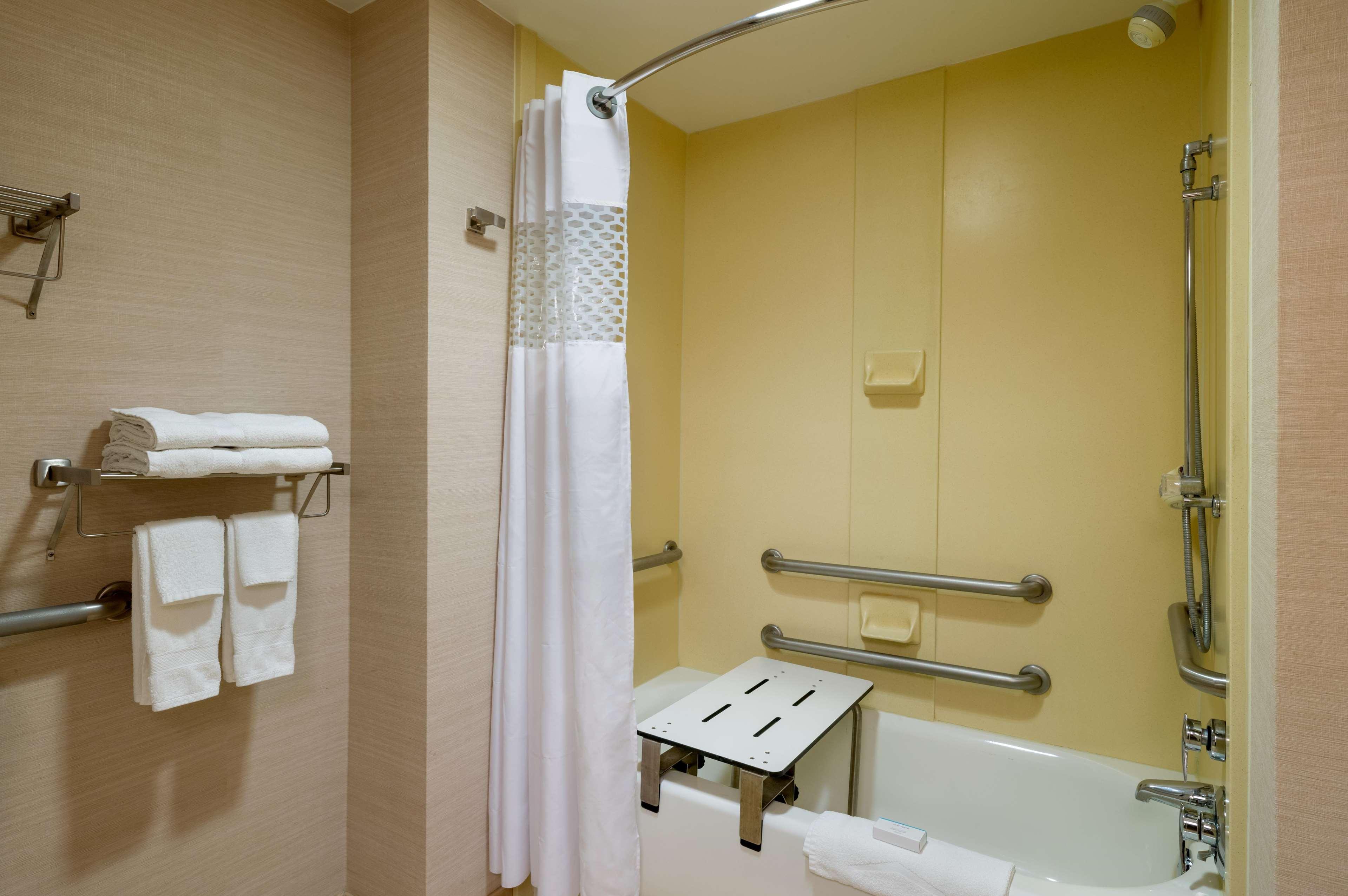 Hampton Inn & Suites State College At Williamsburg Square Екстериор снимка