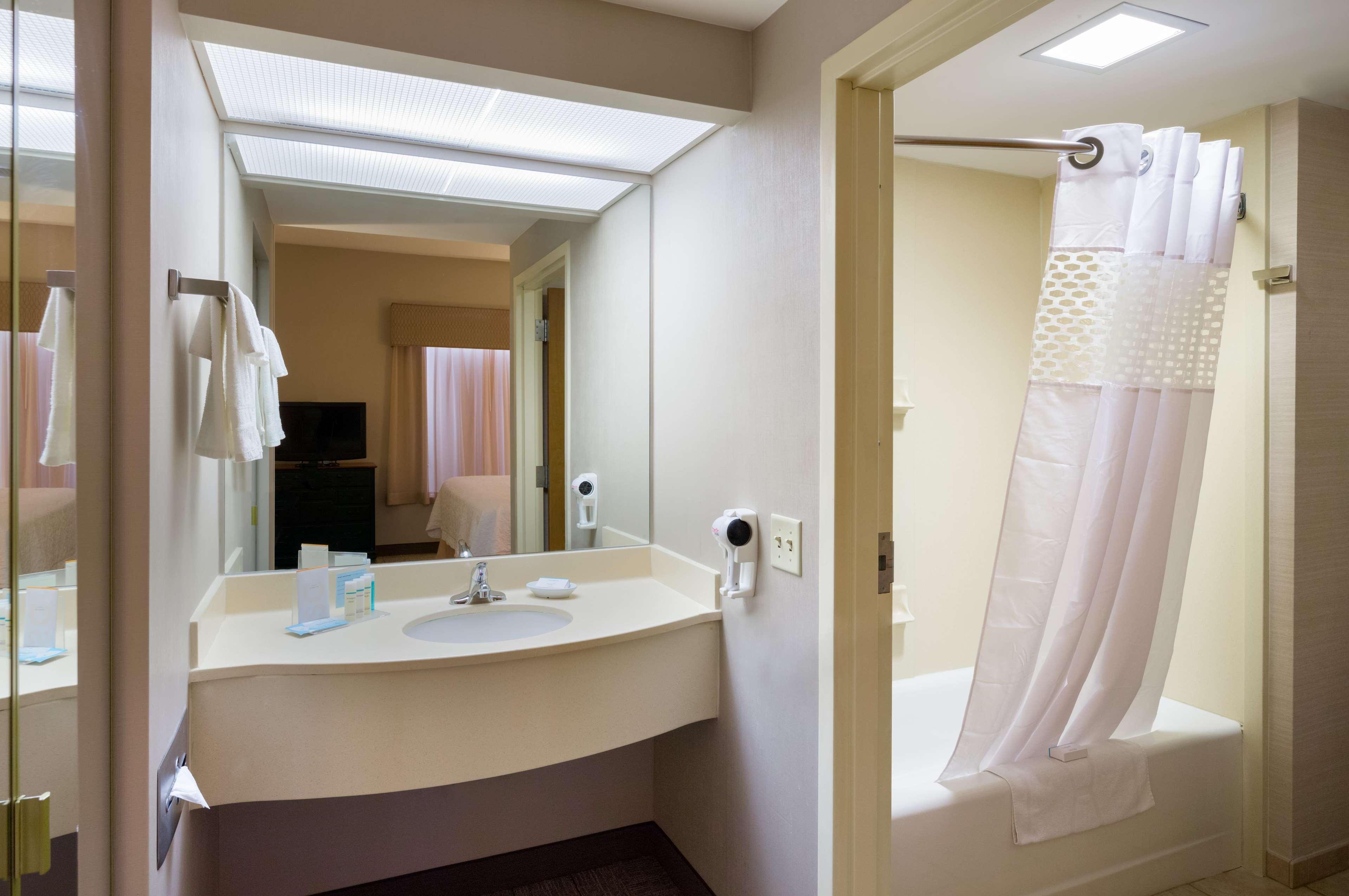Hampton Inn & Suites State College At Williamsburg Square Екстериор снимка