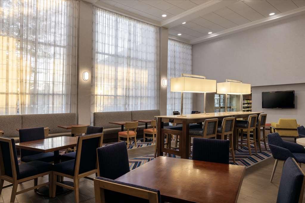 Hampton Inn & Suites State College At Williamsburg Square Ресторант снимка