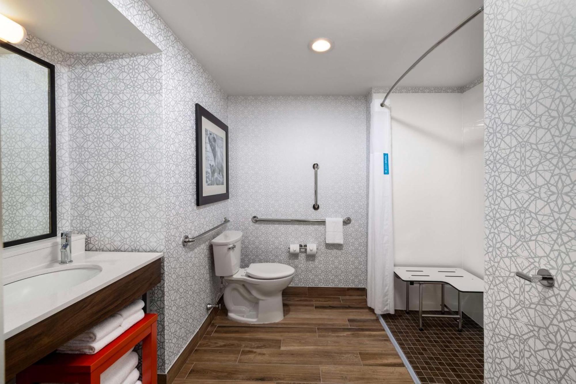 Hampton Inn & Suites State College At Williamsburg Square Екстериор снимка