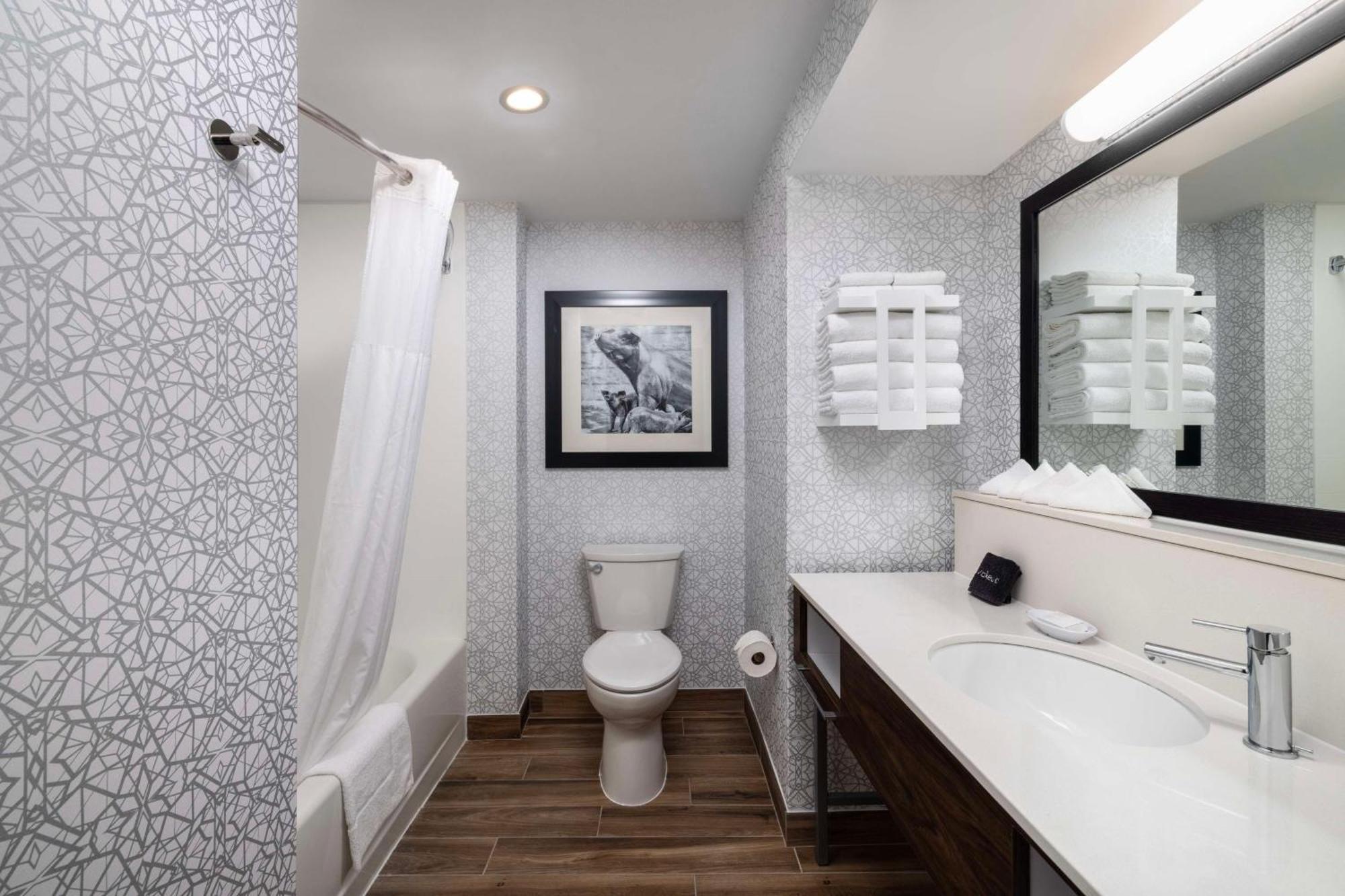 Hampton Inn & Suites State College At Williamsburg Square Екстериор снимка