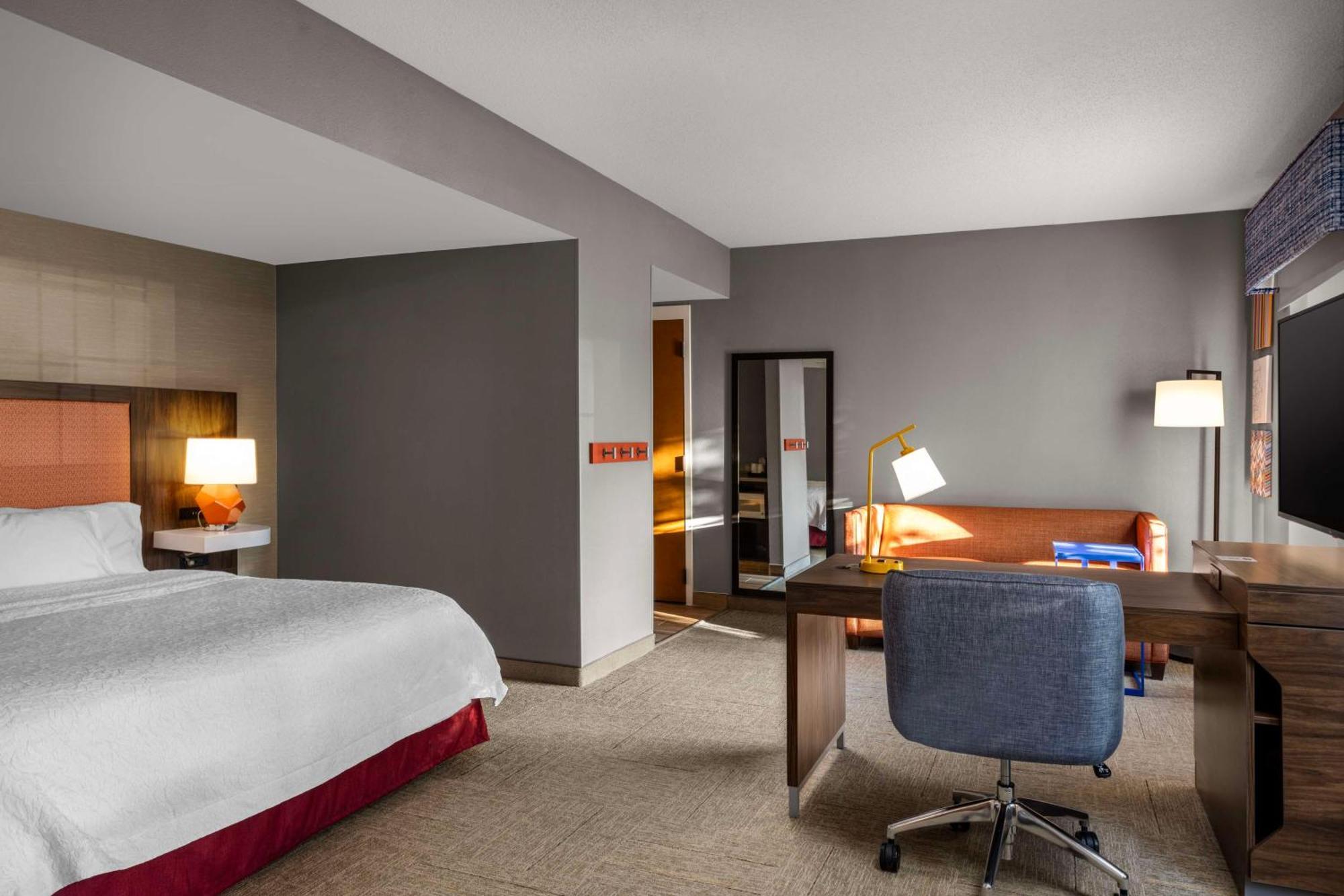 Hampton Inn & Suites State College At Williamsburg Square Екстериор снимка