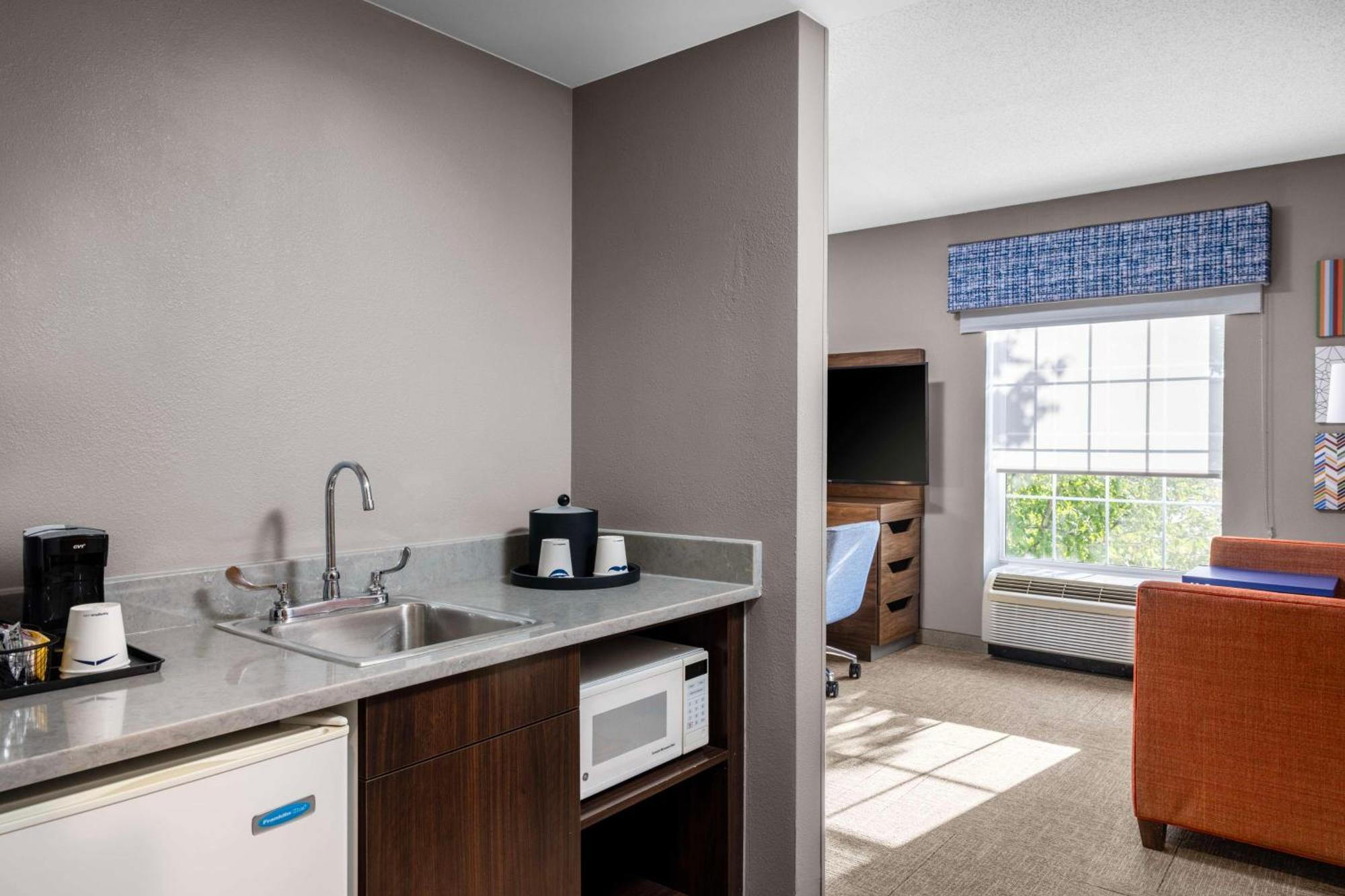 Hampton Inn & Suites State College At Williamsburg Square Екстериор снимка