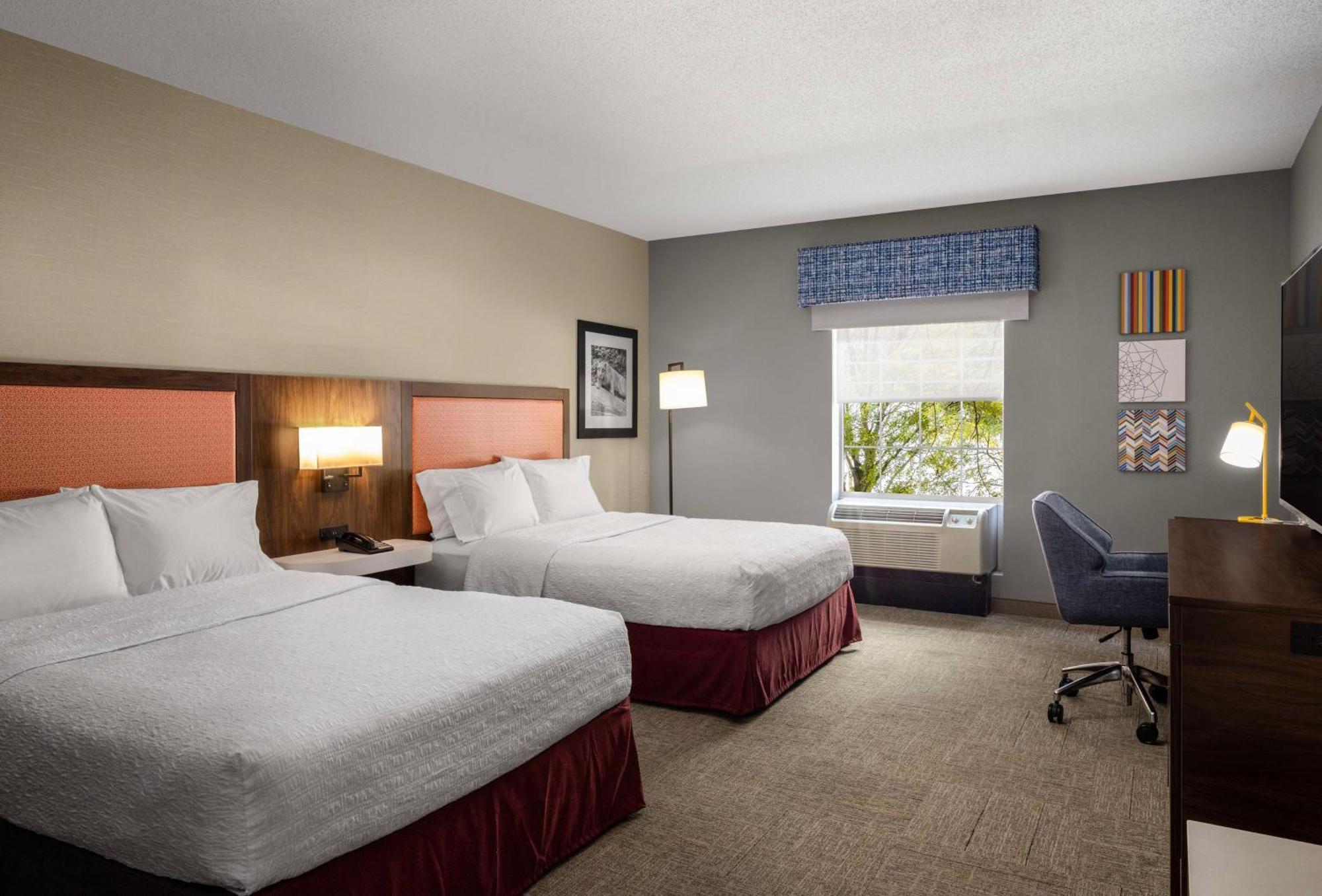 Hampton Inn & Suites State College At Williamsburg Square Екстериор снимка