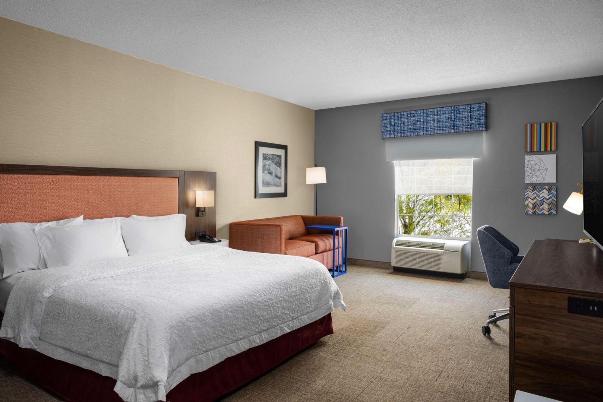 Hampton Inn & Suites State College At Williamsburg Square Екстериор снимка
