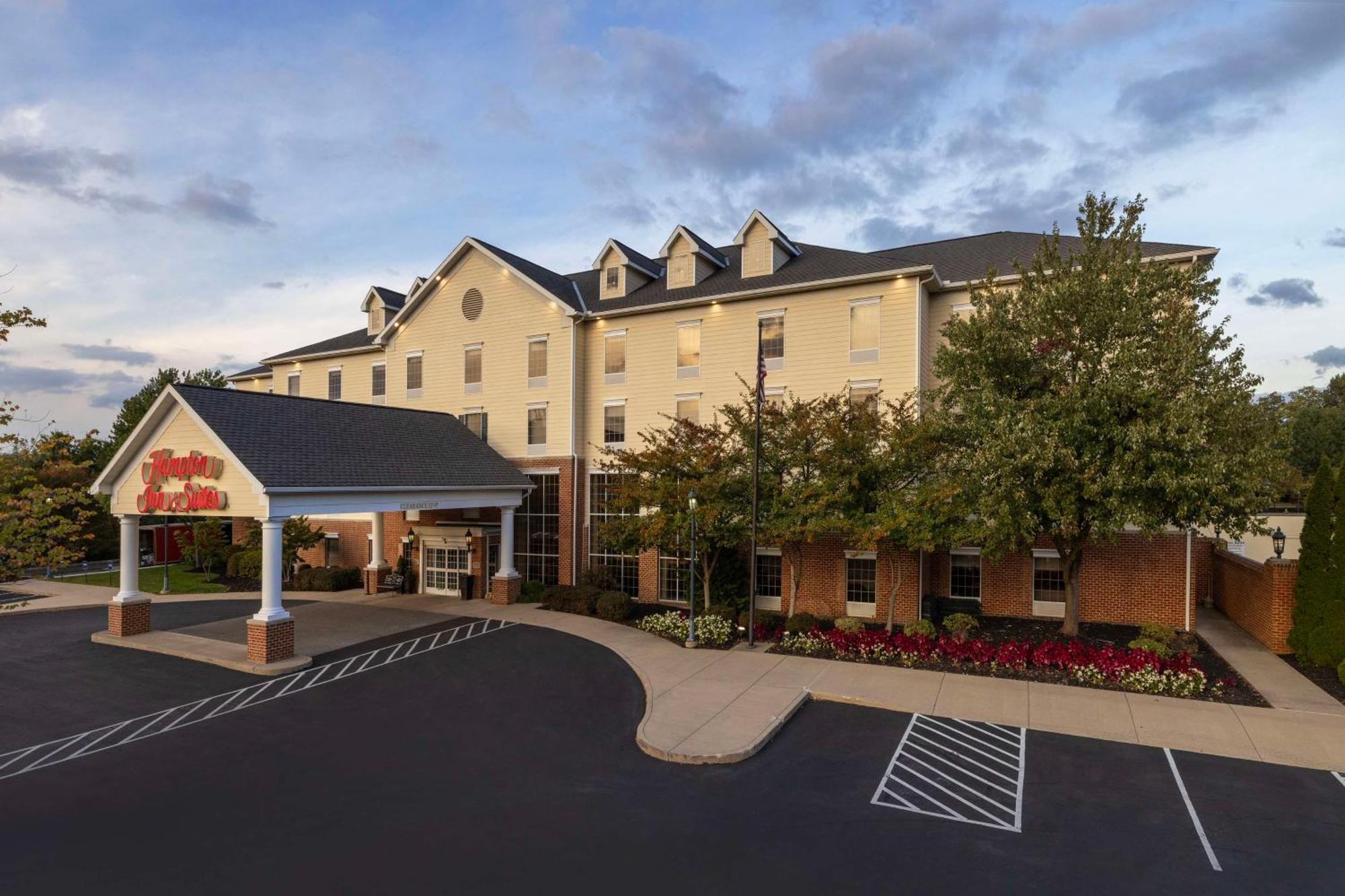 Hampton Inn & Suites State College At Williamsburg Square Екстериор снимка