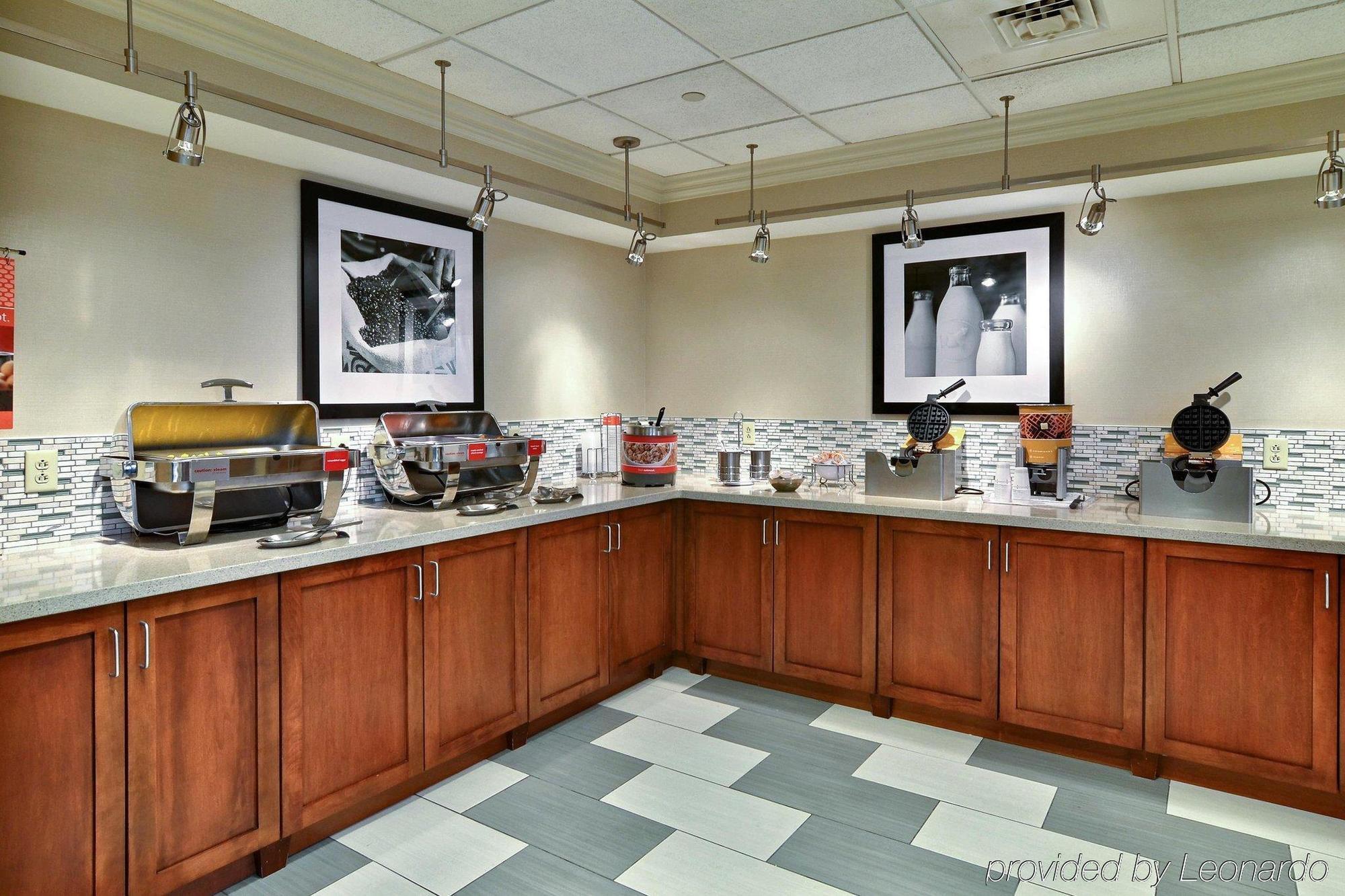 Hampton Inn & Suites State College At Williamsburg Square Екстериор снимка