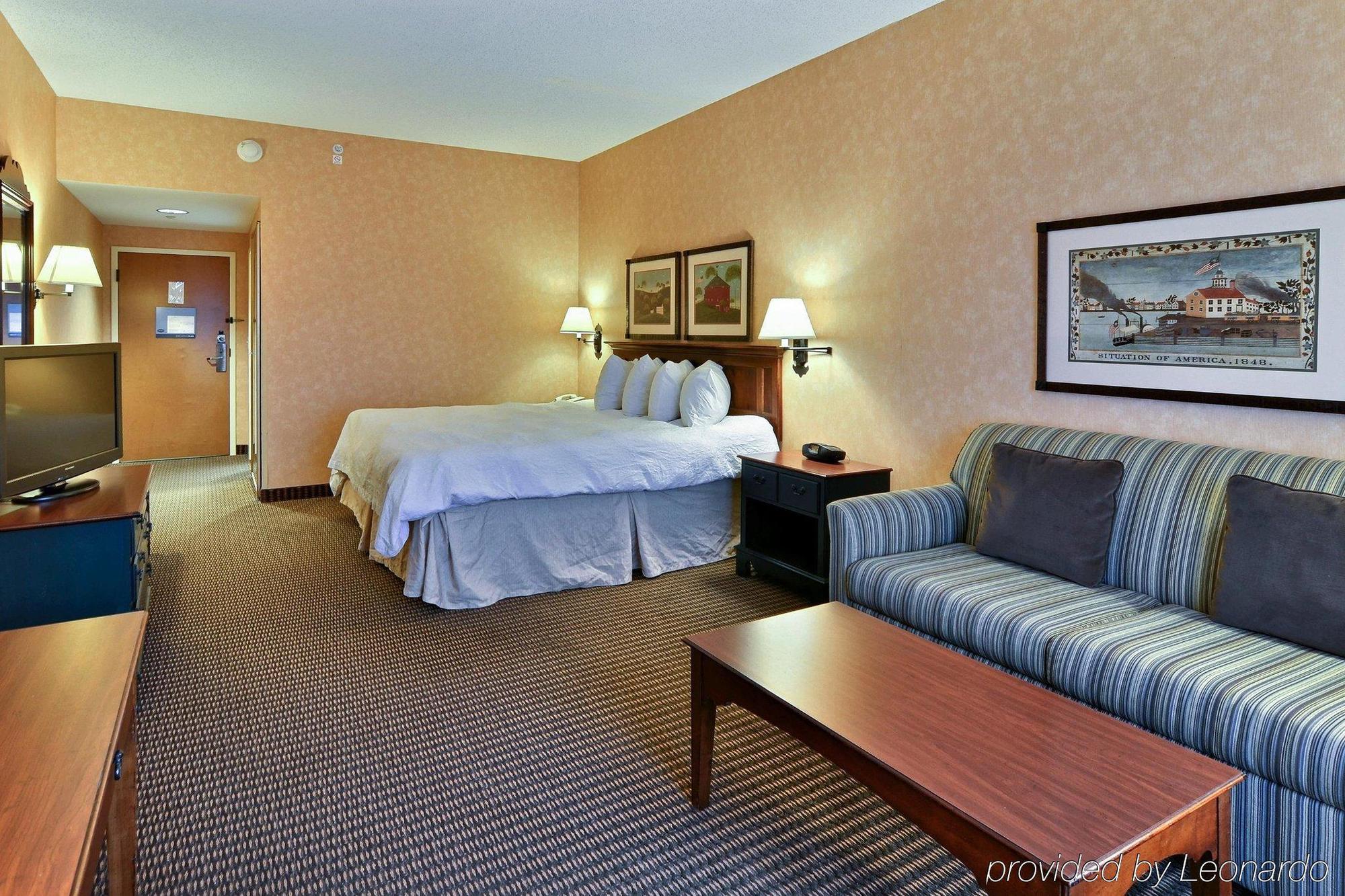 Hampton Inn & Suites State College At Williamsburg Square Екстериор снимка