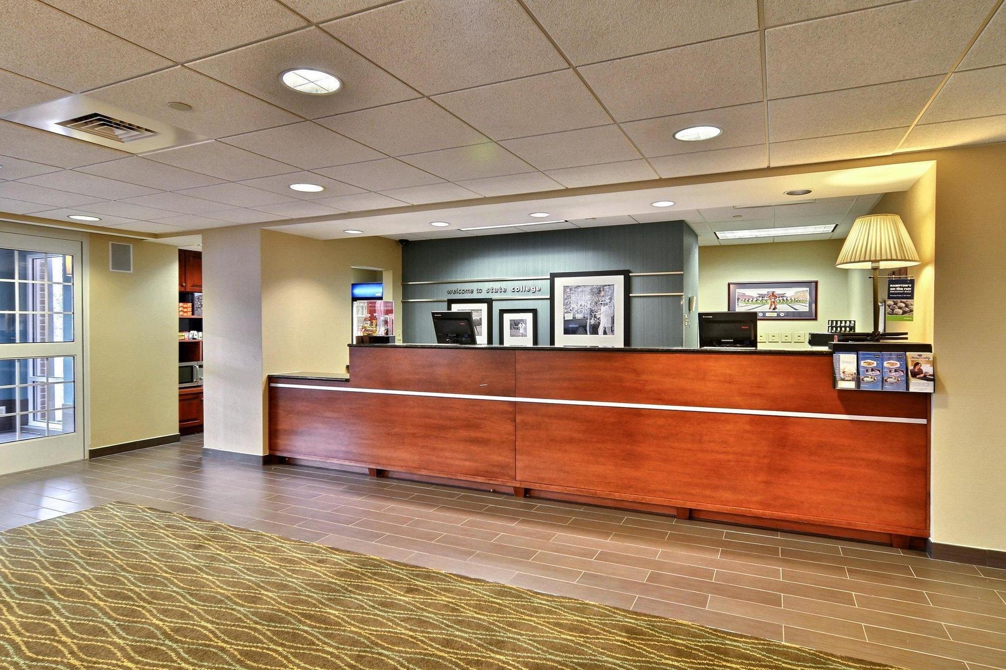Hampton Inn & Suites State College At Williamsburg Square Екстериор снимка