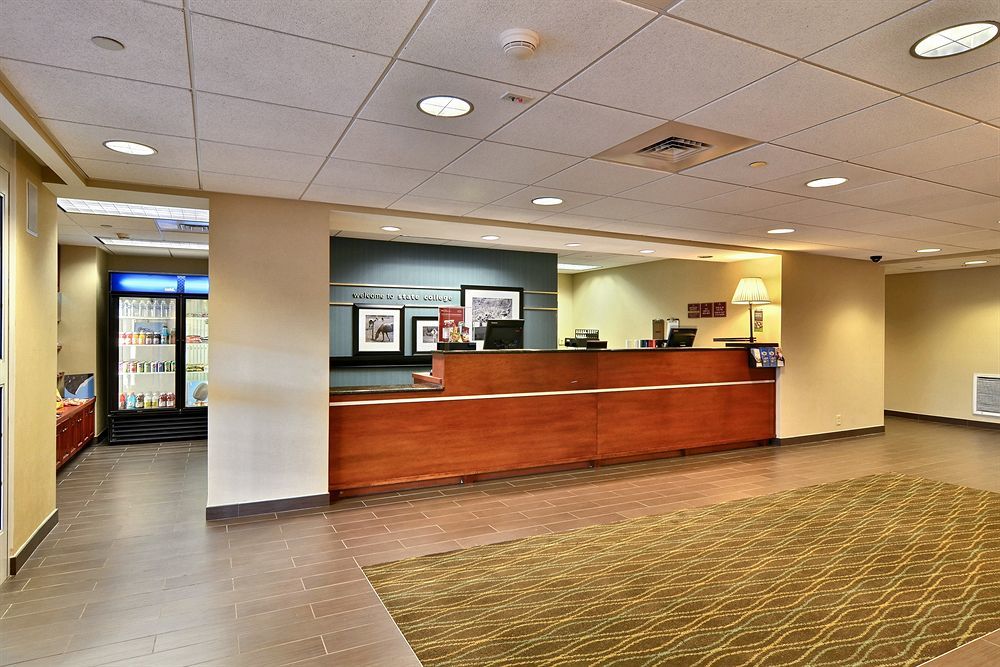 Hampton Inn & Suites State College At Williamsburg Square Екстериор снимка