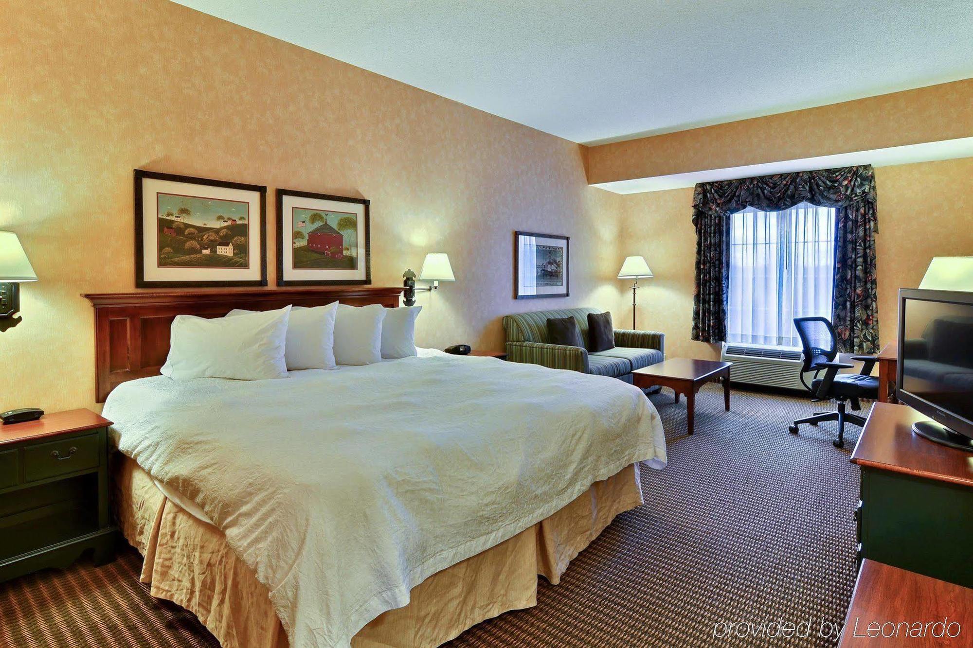 Hampton Inn & Suites State College At Williamsburg Square Екстериор снимка