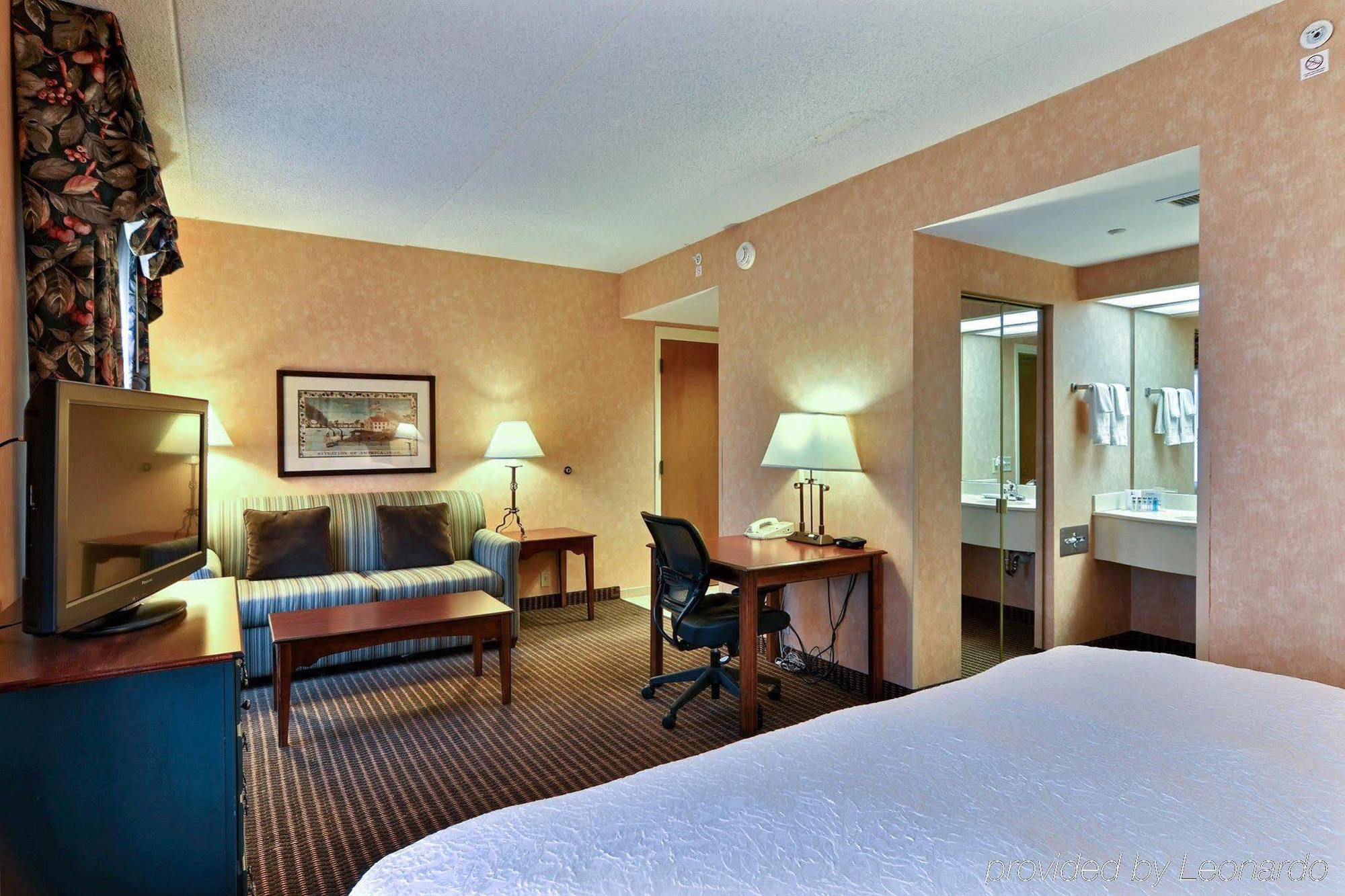 Hampton Inn & Suites State College At Williamsburg Square Екстериор снимка