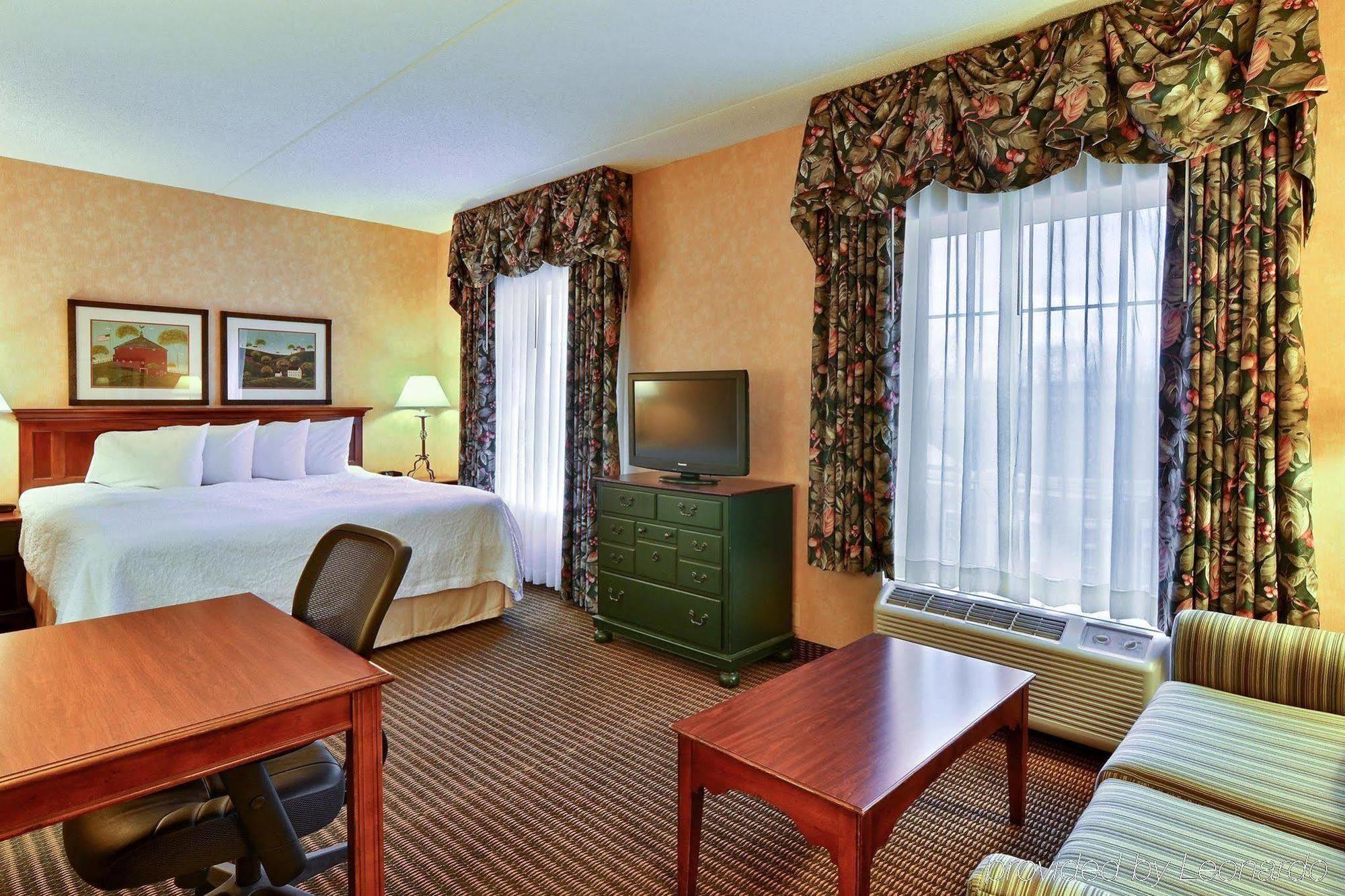 Hampton Inn & Suites State College At Williamsburg Square Екстериор снимка