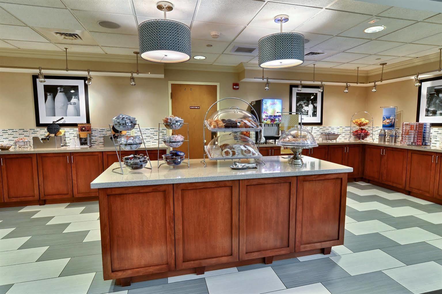Hampton Inn & Suites State College At Williamsburg Square Екстериор снимка