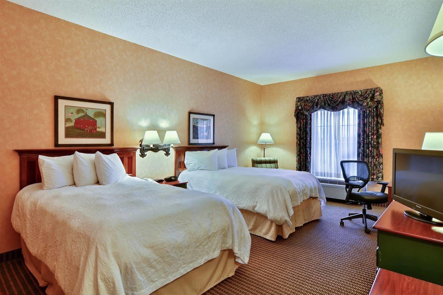 Hampton Inn & Suites State College At Williamsburg Square Екстериор снимка